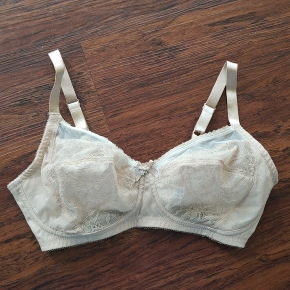 Wacoal Cream  Mesh Bra Size 34D Chic Feminine Classy Elegant Dainty Lacey